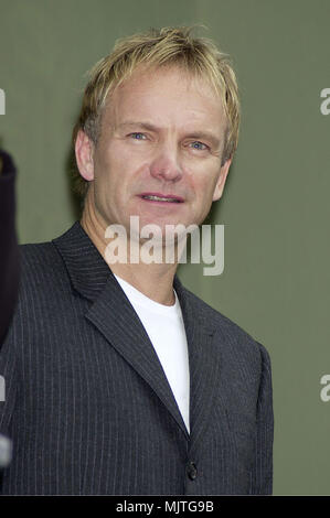 Dec 08, 2000 ; Los Angeles, CA, USA ; Sting a reçu le 2168th étoile sur Hollywood Blvd. L'étoile est en face de l'El Captain theatre. Sting.star.Holl.Blvd.08.JPGSting.star.Holl.Blvd.08 cas à Hollywood Life - Californie, Red Carpet Event, Vertical, USA, Cinéma, Célébrités, photographie, Bestof, Arts, Culture et divertissement, Célébrités Topix fashion / du tapis rouge-1994-2000, une personne, Vertical, Best of, Hollywood la vie, événement dans la vie d'Hollywood, Californie - Tapis rouge et en backstage, USA, Cinéma, Célébrités, cinéma, télévision, célébrités, célébrités Musique Banque D'Images