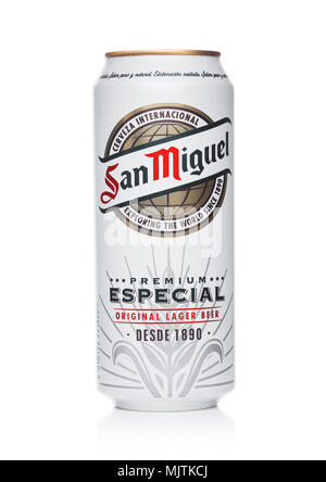 Londres, Royaume-Uni - Mai 03, 2018 : l'étain en aluminium de San Miguel bière blonde sur fond blanc avec la réflexion. Banque D'Images