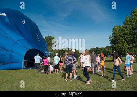 Personnes ont fait la queue pour marcher à l'intérieur d'un ballon à air chaud partiellement gonflé à la 14e conférence annuelle de Hot Air Balloon Festival à Foley, Alabama. Banque D'Images