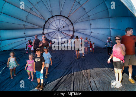 Les gens d'explorer l'intérieur d'un ballon à air chaud partiellement gonflé à la 14e Festival de Montgolfières annuel à Foley, Alabama. Banque D'Images