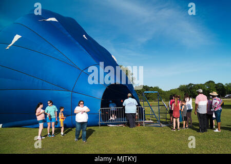 Personnes ont fait la queue pour marcher à l'intérieur d'un ballon à air chaud partiellement gonflé à la 14e conférence annuelle de Hot Air Balloon Festival à Foley, Alabama. Banque D'Images