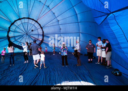 Les gens d'explorer l'intérieur d'un ballon à air chaud partiellement gonflé à la 14e Festival de Montgolfières annuel à Foley, Alabama. Banque D'Images