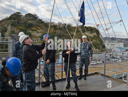 171229-N-GJ414-007 Yokosuka, Japon (déc. 29, 2017) - chef technicien d'entretien des coques de William Taylor, Chicago, Ill., attaché à la 7ème Flotte américaine navire amiral USS Blue Ridge (CAC 19), gauche, soulève les gradés Surface Warfare pennant pour la première fois depuis son entrée en cale sèche. Blue Ridge est dans une vaste période de constitution en vue de moderniser le navire de continuer à servir de plate-forme de communication robuste dans la 7e flotte américaine zone d'opérations. (U.S. Photo par marine Spécialiste de la communication de masse/Semales Patrick 3e classe) Parution Banque D'Images