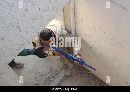 Un soldat irakien montre comment entrer dans une chambre pour la formation du commandement des opérations de Bagdad au Camp Besmaya 30 décembre 2017. Cette formation fait partie de la Force opérationnelle interarmées combinée globale - Fonctionnement résoudre inhérent à la mission de renforcer les capacités des partenaires qui se concentre sur la formation et de l'amélioration de la capacité des forces des combats en partenariat avec ISIS. Les GFIM-OIR est la Coalition mondiale pour vaincre ISIS en Iraq et en Syrie. (U.S. Photo de l'armée par la CPS. Westpfahl Shannon) Banque D'Images