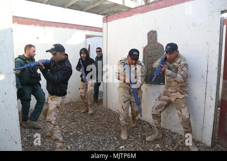 Guardia Civil espagnole des soldats effectuent des exercices de compensation chambre tout en corrigeant les soldats iraquiens et de leur expliquer ce qu'ils font mal au cours de la formation du commandement des opérations de Bagdad au Camp Besmaya 30 Décembre, 2017. Cette formation fait partie de la Force opérationnelle interarmées combinée globale - Fonctionnement résoudre inhérent à la mission de renforcer les capacités des partenaires qui se concentre sur la formation et de l'amélioration de la capacité des forces des combats en partenariat avec ISIS. Les GFIM-OIR est la Coalition mondiale pour vaincre ISIS en Iraq et en Syrie. (U.S. Photo de l'armée par la CPS. Westpfahl Shannon) Banque D'Images