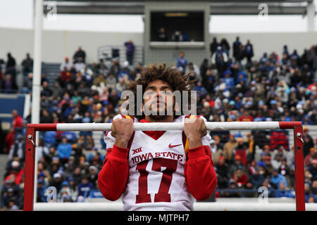 Jarret Fowlkes, de Christian Brothers High School, participe à l'AutoZone Liberty Bowl Marines Chin-Up Défi au Liberty Bowl Memorial Stadium à Memphis, Tennessee, 30 décembre 2017. Les deux finalistes, Fowlkes et lance à l'ouest de Brighton, l'école secondaire, ont été les meilleurs élèves d'écoles secondaires de Memphis. Ils avaient 30 secondes pour remplir autant de Marine Corps chin-ups comme ils le pouvaient. (U.S. Marine Corps photo par le Sgt. Mandaline Hatch) Banque D'Images