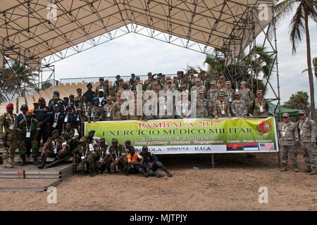 2017 PAMBALA, qui a eu lieu du 4 au 15 décembre 2017, dans la République d'Angola, est un combiné à deux phases d'engagement médical et a marqué la première fois que les États-Unis a été invité à participer à l'exercice, par le biais d'un accord trilatéral entre les Forces armées angolaises, les Forces armées serbes et de la Garde nationale de l'Ohio. La première en son genre, à condition d'engagement la formation et l'expérience mutuellement bénéfique à l'Angola, la Serbie et l'ONG et ont contribué à forger des amitiés durables. (Photo de la Garde nationale de l'Ohio par le sergent. Wendy Kuhn) Banque D'Images