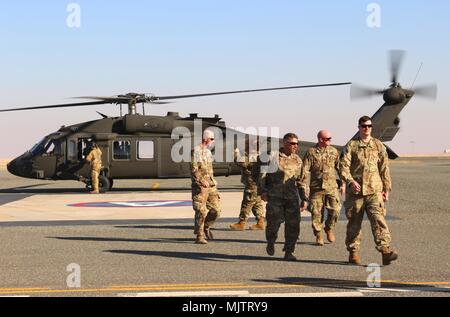 Le brig. Le général Jeffrey Van, général commandant adjoint du 35e Inf. Div. des entretiens avec des vétérans blessés, père d'un membre de la main d'Aubrey, U.S. Air Force (ret.) à mesure qu'ils s'éloignent l'hélicoptère Blackhawk de l'armée américaine avec le Sgt. Matthew Moore, l'agent de transport, Services exécutifs, centrale de l'armée américaine, et membre de la famille Gold Star Jane Horton, ainsi que le 1er Samuel Hargrove, 35e Division d'infanterie, aide de camp, à l'arrivée au Camp Buehring, le Koweït d'interagir avec les troupes locales au cours de l'opération de sortie appropriée, le 5 décembre dernier. Banque D'Images