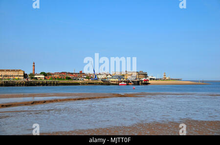 Ciel bleu, marée basse plage vue de Knott fin à travers le canal de la rivière Wyre au Pharos et Beach Les phares de Fleetwood, Lancashire, UK Banque D'Images