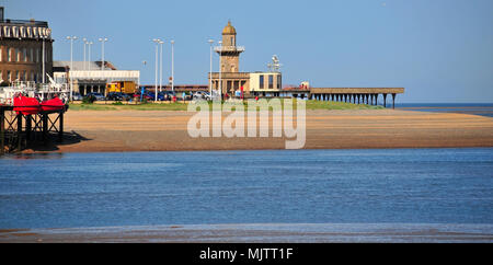 Vue sur la rivière Wyre, de Knott fin-sur-Mer, vers le bas le phare sur le bord de mer Fleetwood, Lancashire, UK Banque D'Images