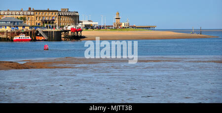 Vue du ciel bleu de Knott Fin de l'autre côté de la rivière Wyre au nord du bâtiment de l'hôtel Euston, Phare et Fleetwood Pier, Fleetwood, Lancashire, UK Banque D'Images