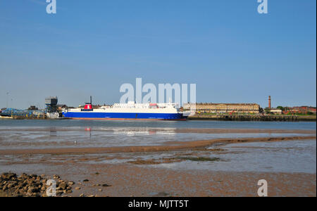 Vue sur la rivière Wyre de Knott fin vers le phare de Pharos et quai Stena Ferry Leader à Fleetwood, Lancashire, UK Banque D'Images