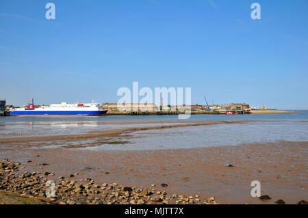 Vue du ciel bleu, de Knott fin, au niveau de la rivière de l'eau à Wyre Stena Ferry Leader, Pharos Lighthouse Beach snd Phare à Fleetwood, Lancashire, UK Banque D'Images