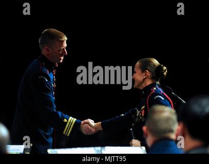 Le lieutenant Cmdr. Adam Williamson, directeur de la Garde côtière band, félicite le Maître de 1re classe Laura Françoise Gaillard après sa performance solo sur la flûte lors d'un spectacle à Chicago, 21 décembre 2017. La bande a été présenté cette année au Midwest Clinic International Band et orchestre Conférence à laquelle ont participé plus de 17 000 personnes de tous les 50 États et plus de 30 pays. (U. S. Coast Guard photo par le Premier maître de Alan Haraf). Banque D'Images