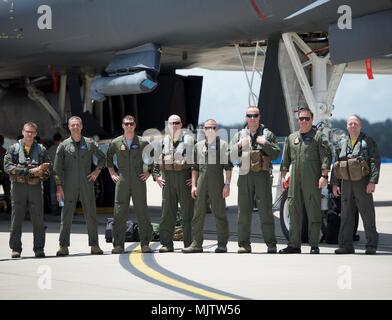 Une armée de l'air B1-B Lancer crew avec le 37e Escadron expéditionnaire piégée, attribué à Andersen Air Force Base, Guam, stand pour une photo de groupe aux côtés d'un équipage de la Royal Australian Air Force avec le n° 33 Squadron, après avoir effectué un premier du genre sur le ravitaillement aérien, le 1 décembre 2017, à la base de la RAAF de Amberley, Australie. Deux bombardiers est arrivé à Amberley dans le cadre de la United States-Australia au dispositif de forces de l'air accrue des initiatives de coopération, qui s'appuie sur des exercices de formation et de l'air entre les deux armées de l'air. (U.S. Air Force photo par le Sgt. Farrah L.C. Kaufmann/libérés) Banque D'Images