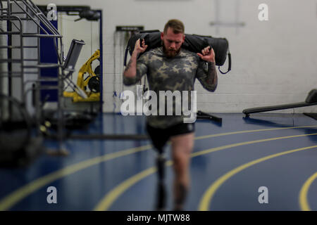 Le Cpl. Rory Hamill, un blessé au combat, Marine fonctionne dans le gymnase de la base sur Joint Base McGuire-Dix-Lakehurst, N.J., le 4 décembre 2017. (U.S. Air National Guard photo par le Sgt. Matt Hecht) Banque D'Images