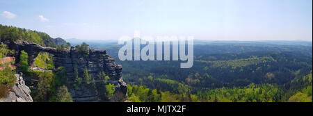 Le parc national de Podyjí (République tchèque : Národní park Podyjí) est un parc national dans la région de Moravie du sud de la République tchèque. À côté du parc national Thayatal Autriche sur la frontière, ensemble, ils sont appelés les Inter-National park. Podyjí est l'un de la République tchèque, quatre parcs nationaux. Il protège les forêts quasi-naturelle le long de la vallée de la rivière Dyje profonde. Banque D'Images