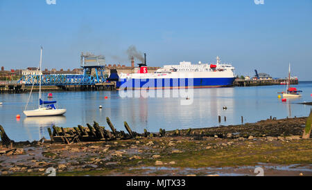 Vue du ciel bleu, de la plage avec un épave à Knott fin, de l'autre côté de la rivière Wyre au chef de Stena ferries rouliers accosté à Fleetwood, Lancashire, UK Banque D'Images