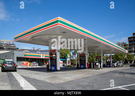 Melbourne, Australie : avril, 09, 2018 : un 7-Eleven Store avec une station essence Mobil. 7-Eleven est un franchiseur de dépanneurs. Banque D'Images