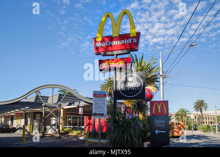 Melbourne, Australie : 09 avril, 2018 : MCDONALD'S route à travers et McCafe à St Kilda. McDonald's est la plus grande chaîne de restaurants fast-food Banque D'Images