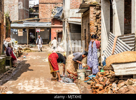 Mesdames lave des vêtements dans un quartier de la ville fortement touchés par le récent tremblement de Bhaktapur, Népal Banque D'Images