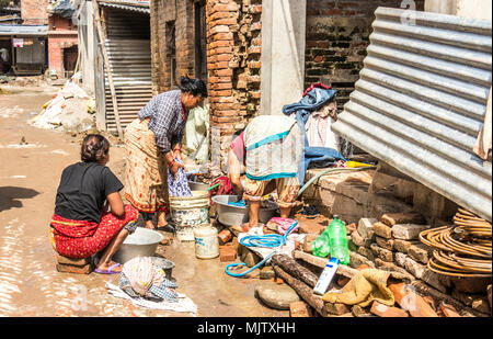 Mesdames lave des vêtements dans un quartier de la ville fortement touchés par le récent tremblement de Bhaktapur, Népal Banque D'Images