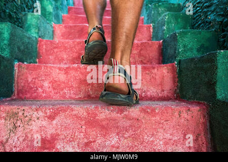 À l'étage vert marche en été : vue de l'homme aux jambes. Banque D'Images