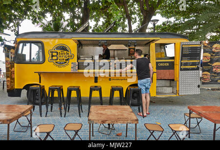 Bus Burger. Véhicule mobile pour la restauration rapide. Bus converti, Thaïlande, Asie du Sud-est Banque D'Images