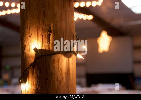 Yakima, Washington / USA - 22 janvier 2017 : Fairy lights créer un environnement moody à un style country et western vente aux enchères Banque D'Images