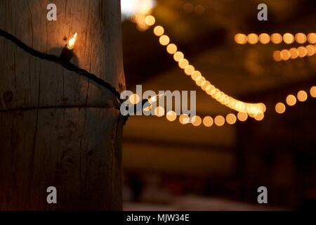 Yakima, Washington / USA - 22 janvier 2017 : Fairy lights créer un environnement moody à un style country et western vente aux enchères Banque D'Images