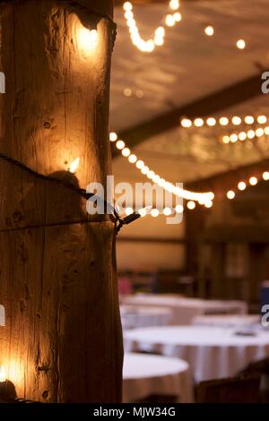 Yakima, Washington / USA - 22 janvier 2017 : Fairy lights créer un environnement moody à un style country et western vente aux enchères Banque D'Images