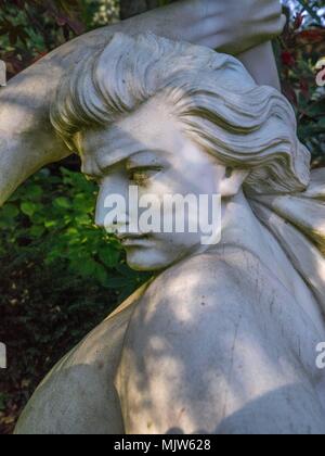 Belle, évocatrice, énergique et bronze statuaire de jardin en pierre dans un jardin formel à Forest Glade Jardins en Mt en Macédonie, l'Australie. Banque D'Images