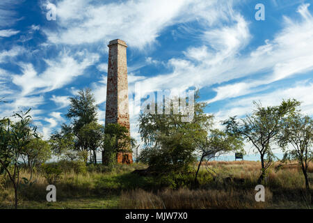 Georgetown, Queensland, Australie. Les cirrus spectaculaire sur la vieille cheminée à la mine d'or de Cumberland, près de Georgetown dans la savane façon outb Banque D'Images