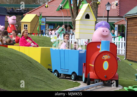 Sarah Lombardi et Caroline Beil tester avec leurs enfants les nouveaux enfants repas Peppa Pig Terrain à Heide Park Resort parc à thème. Avec : Sarah Lombardi mit Sohn Alessio und Caroline Beil mit Tochter Ava où : Brême, Allemagne Quand : 04 Avr 2018 Crédit : Becher/WENN.com Banque D'Images