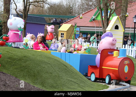 Sarah Lombardi et Caroline Beil tester avec leurs enfants les nouveaux enfants repas Peppa Pig Terrain à Heide Park Resort parc à thème. Avec : Sarah Lombardi mit Sohn Alessio und Caroline Beil mit Tochter Ava où : Brême, Allemagne Quand : 04 Avr 2018 Crédit : Becher/WENN.com Banque D'Images