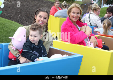 Sarah Lombardi et Caroline Beil tester avec leurs enfants les nouveaux enfants repas Peppa Pig Terrain à Heide Park Resort parc à thème. Avec : Sarah Lombardi mit Sohn Alessio und Caroline Beil mit Tochter Ava où : Brême, Allemagne Quand : 04 Avr 2018 Crédit : Becher/WENN.com Banque D'Images