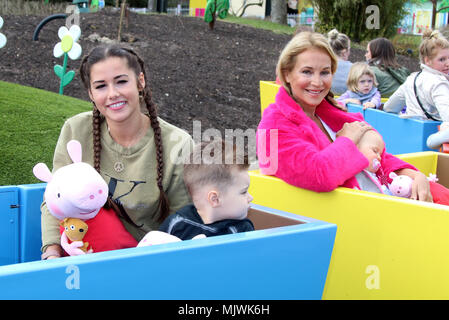 Sarah Lombardi et Caroline Beil tester avec leurs enfants les nouveaux enfants repas Peppa Pig Terrain à Heide Park Resort parc à thème. Avec : Sarah Lombardi mit Sohn Alessio und Caroline Beil mit Tochter Ava où : Brême, Allemagne Quand : 04 Avr 2018 Crédit : Becher/WENN.com Banque D'Images