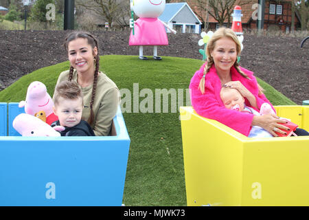 Sarah Lombardi et Caroline Beil tester avec leurs enfants les nouveaux enfants repas Peppa Pig Terrain à Heide Park Resort parc à thème. Avec : Sarah Lombardi mit Sohn Alessio und Caroline Beil mit Tochter Ava où : Brême, Allemagne Quand : 04 Avr 2018 Crédit : Becher/WENN.com Banque D'Images