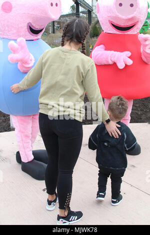 Sarah Lombardi et Caroline Beil tester avec leurs enfants les nouveaux enfants repas Peppa Pig Terrain à Heide Park Resort parc à thème. Avec : Sarah Lombardi mit Sohn Alessio Où : Brême, Allemagne Quand : 04 Avr 2018 Crédit : Becher/WENN.com Banque D'Images
