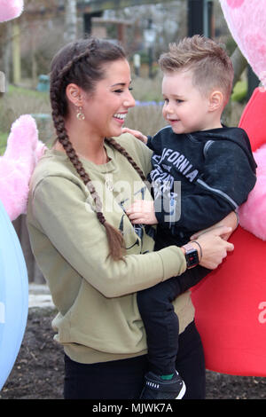 Sarah Lombardi et Caroline Beil tester avec leurs enfants les nouveaux enfants repas Peppa Pig Terrain à Heide Park Resort parc à thème. Avec : Sarah Lombardi mit Sohn Alessio Où : Brême, Allemagne Quand : 04 Avr 2018 Crédit : Becher/WENN.com Banque D'Images