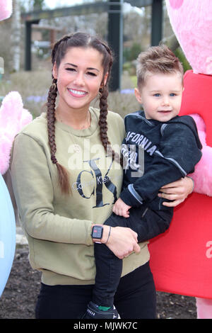 Sarah Lombardi et Caroline Beil tester avec leurs enfants les nouveaux enfants repas Peppa Pig Terrain à Heide Park Resort parc à thème. Avec : Sarah Lombardi mit Sohn Alessio Où : Brême, Allemagne Quand : 04 Avr 2018 Crédit : Becher/WENN.com Banque D'Images