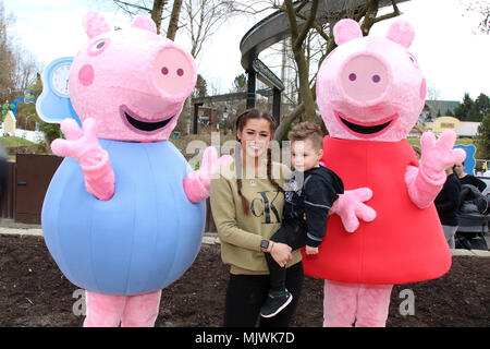 Sarah Lombardi et Caroline Beil tester avec leurs enfants les nouveaux enfants repas Peppa Pig Terrain à Heide Park Resort parc à thème. Avec : Sarah Lombardi mit Sohn Alessio Où : Brême, Allemagne Quand : 04 Avr 2018 Crédit : Becher/WENN.com Banque D'Images