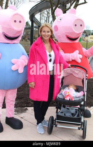 Sarah Lombardi et Caroline Beil tester avec leurs enfants les nouveaux enfants repas Peppa Pig Terrain à Heide Park Resort parc à thème. Avec : Caroline Beil mit Tochter Ava où : Brême, Allemagne Quand : 04 Avr 2018 Crédit : Becher/WENN.com Banque D'Images