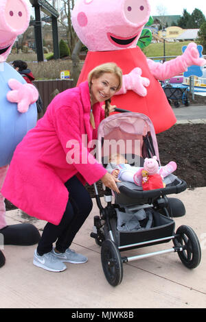 Sarah Lombardi et Caroline Beil tester avec leurs enfants les nouveaux enfants repas Peppa Pig Terrain à Heide Park Resort parc à thème. Avec : Caroline Beil mit Tochter Ava où : Brême, Allemagne Quand : 04 Avr 2018 Crédit : Becher/WENN.com Banque D'Images