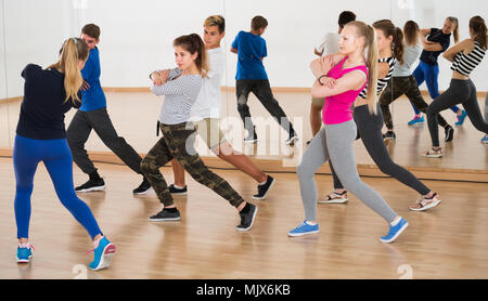 Les jeunes étudiants qui ont de la classe de danse in classroom Banque D'Images