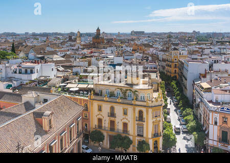 Sevilla, Espagne-Août 8,2017:vue de la ville espagnole de Séville à partir de la hauteur de sa cathédrale au cours d'une journée d'été Banque D'Images