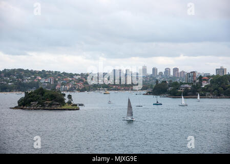 Sydney, NSW, Australia-December : 7,2016 soir harbour naviguer avec jardin de l'île, les bâtiments au bord de l'horizon urbain et à Sydney, Australie Banque D'Images