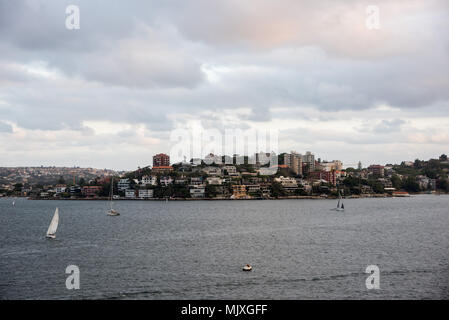 Sydney, NSW, Australia-December 7,2016 : voiliers dans le port au crépuscule avec l'architecture au bord de l'eau à Sydney, Australie Banque D'Images