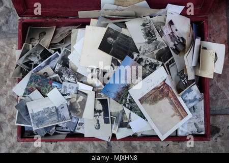 Tas de vieilles photos à vendre à la brocante Banque D'Images