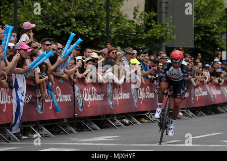 Le cycliste colombien John Darwin Atapuma, qui se promènait pour l'équipe cycliste professionnelle des Émirats Arabes Unis, se prompt alors que les spectateurs israéliens applaudissent lors de la 101e Giro d'Italia, Tour d'Italie dans la 1ère étape qui est 9,7 kilomètres de temps d'essai individuel. Le 'Big Start' de la course, à partir d'aujourd'hui, marque la première fois n'importe laquelle des trois grandes courses de vélo -- le Giro, Tour de France et Vuelta a Espana -- commencera en dehors de l'Europe. Banque D'Images